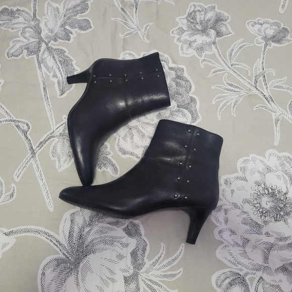 Tahari "Prinston" Black Leather Side Zip Bootie Size 7.5 EUC - Picture 9 of 9